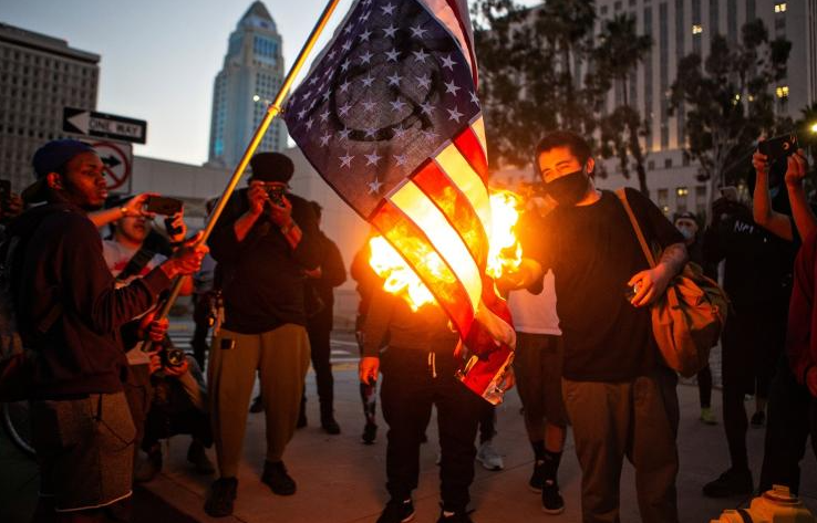 爱游戏官方网站-美国传来爆炸性丑闻！特朗普最担心的事情发生了，这下脸丢尽了