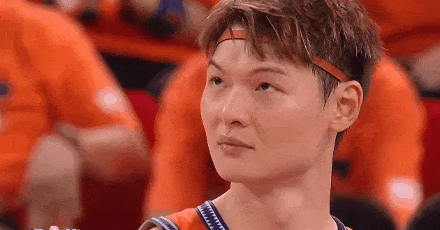 爱游戏登录入口-众生相！上海球员夺冠疯狂庆祝，孙铭徽场下表情落寞